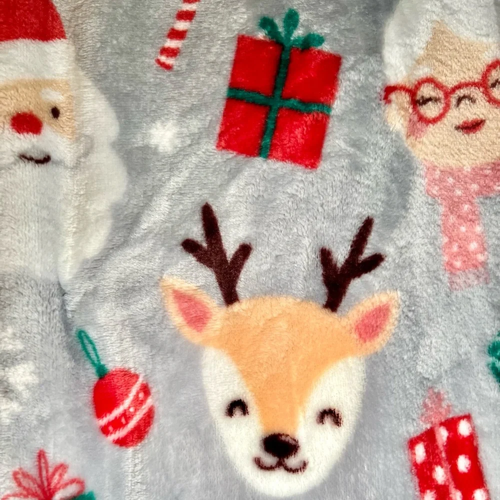 Mrs. Claus Santa & Reindeer Decorative Christmas Throw Blanket Gifts Smowflakes